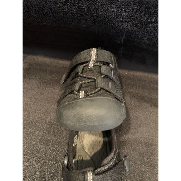KEEN Sandals Size 4 (11.5 cm) kids Black On Black Closed Toe Boys/Girls Sandals - Picture 9 of 9